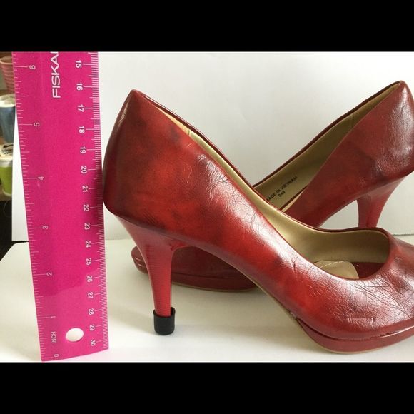 Red open toe faux leather heels. (049) - Picture 4 of 7